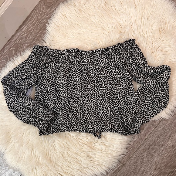 Off-shoulder Forever 21 top, size 2 - Picture 1 of 1